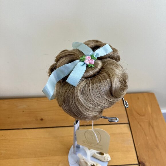 Wee 3 Doll Wig LINDA HL1 E6 Blonde w/ Blue Ribbon 8-9 1/2 + La Sioux Doll Shoes - Picture 2 of 10